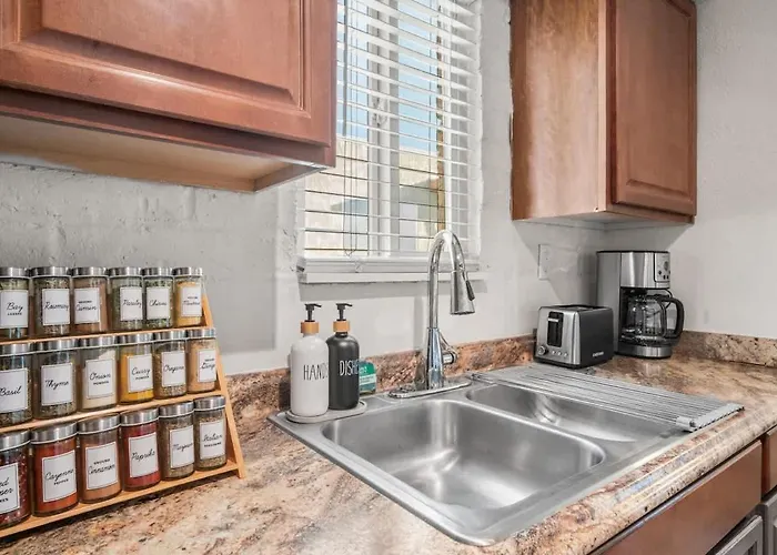 Cozy Pet Friendly Townhome With Pool Holiday home