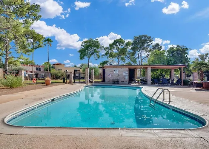 Cozy Pet Friendly Townhome With Pool *