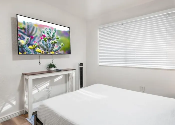 Cozy Pet Friendly Townhome With Pool Holiday home *