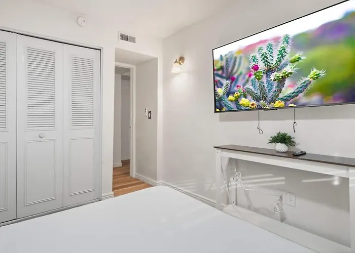 Cozy Pet Friendly Townhome With Pool Holiday home *