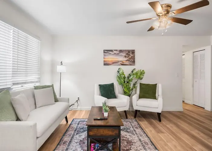 Cozy Pet Friendly Townhome With Pool *